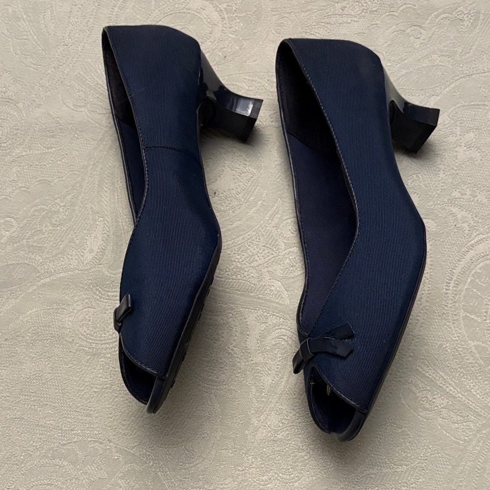 Life Stride Women’s Size 7.5 Shoes Navy Blue Linen Peep Toe 2” Heels Bow Detail - Picture 7 of 11